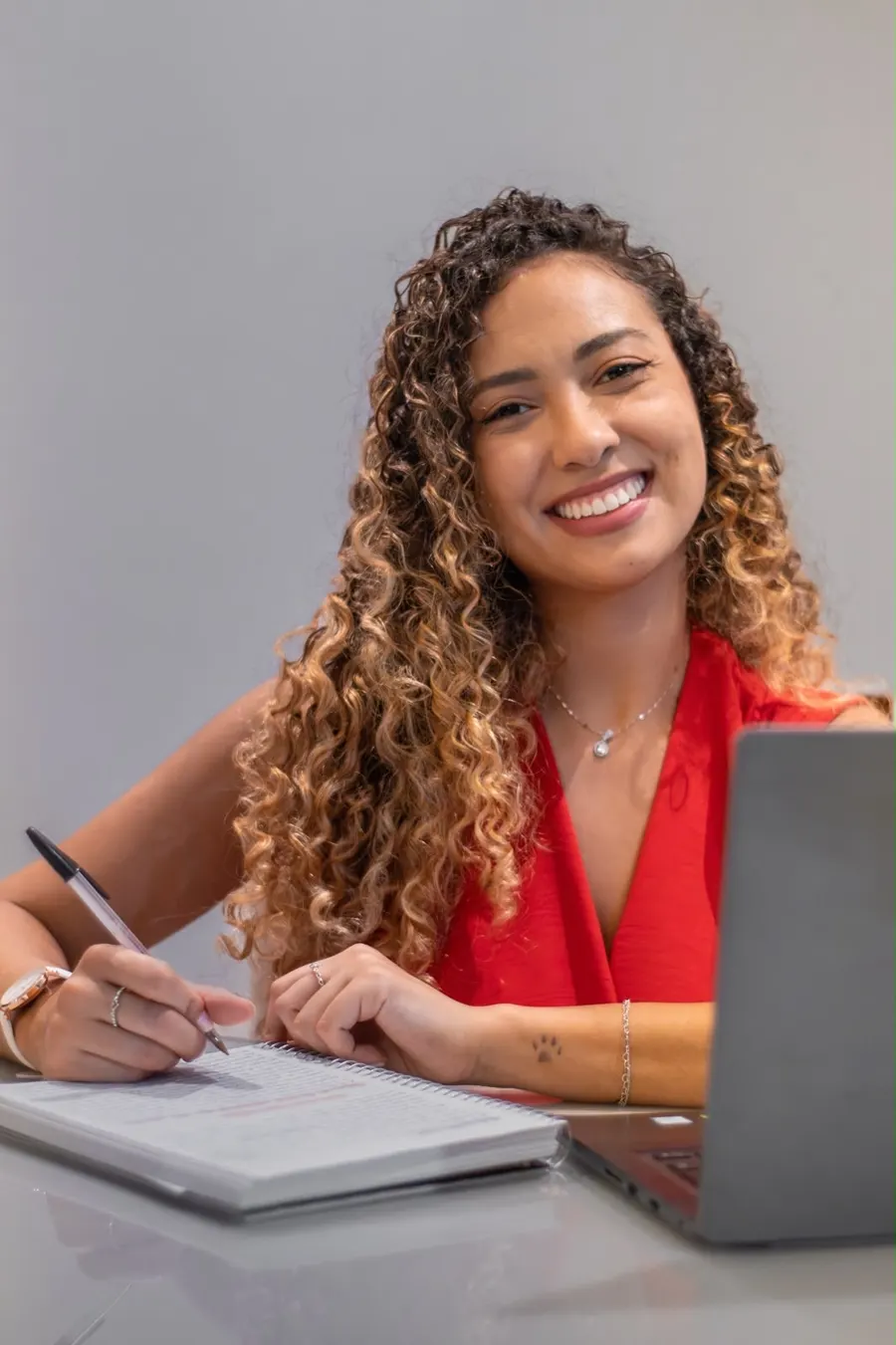 Isabella Lacerda em frente ao notebook, pronta para um atendimento online